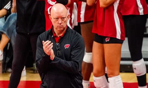 Wisconsin badgers volleyball Fairfield win NCAA。